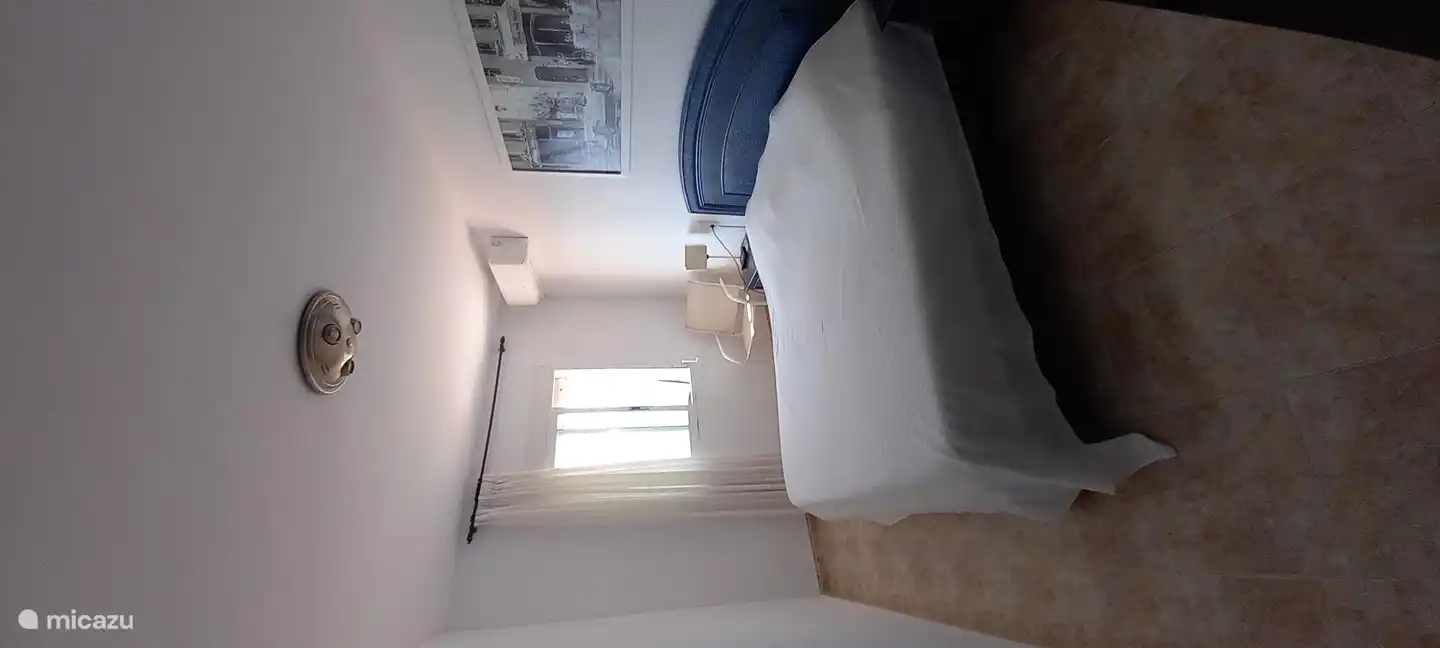 Schlafzimmer 1 mit Kingsize-Bett