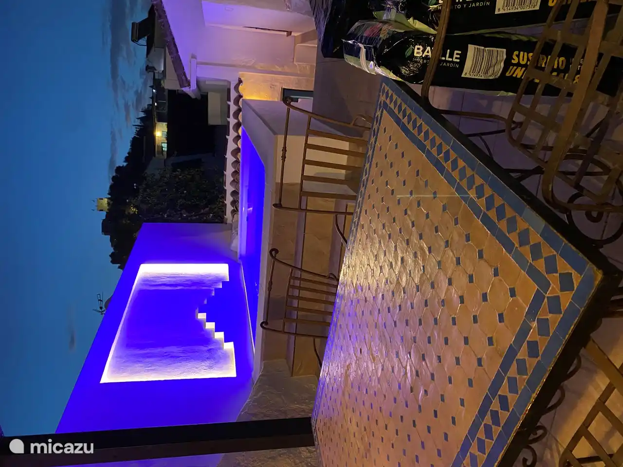 Hinterhof mit Mini-Swimmingpool und Pergola