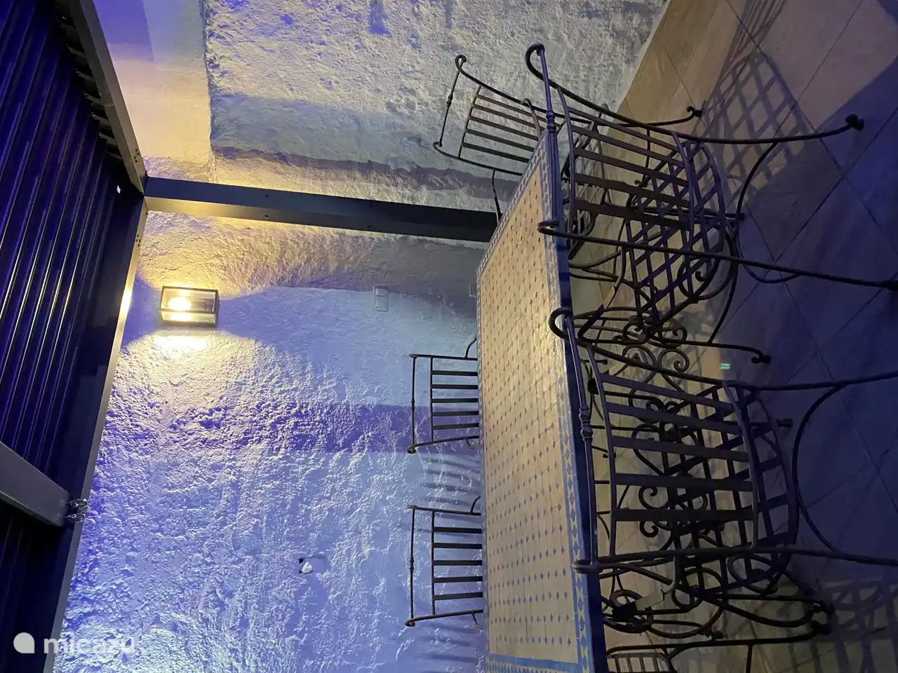 Hinterhof, Tisch im Freien unter Pergola