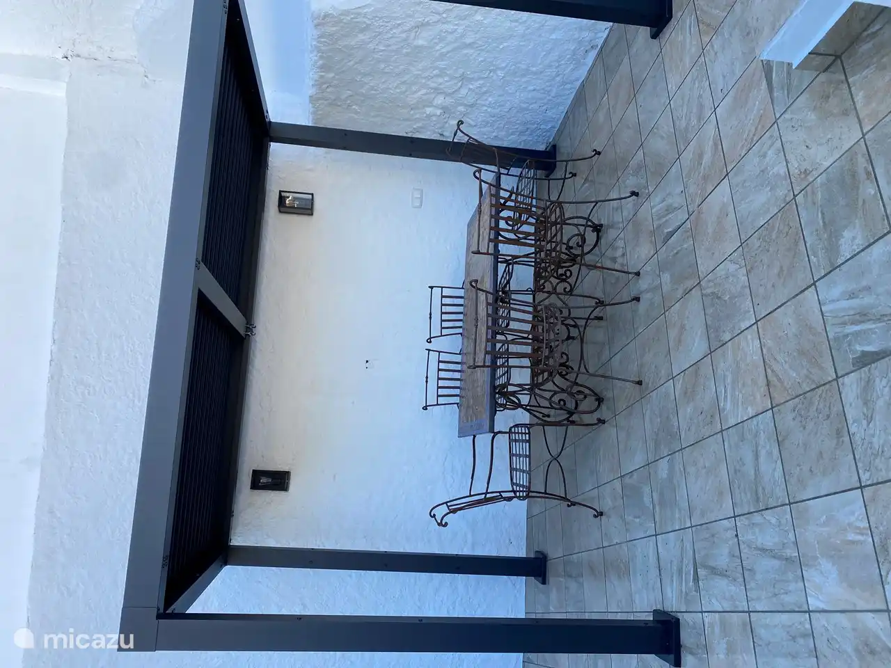 Überdachte Terrasse mit Tisch im Freien