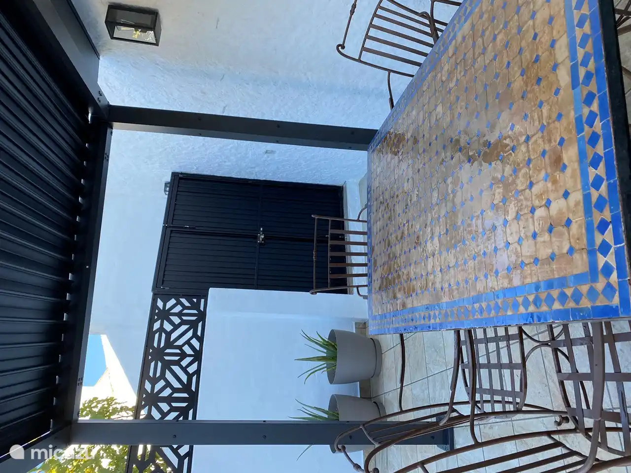 Überdachte Terrasse mit Tisch im Freien