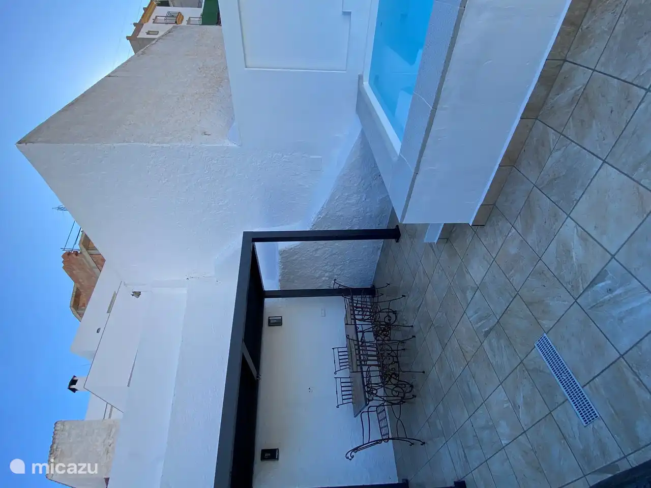 Überdachte Terrasse mit Tisch im Freien