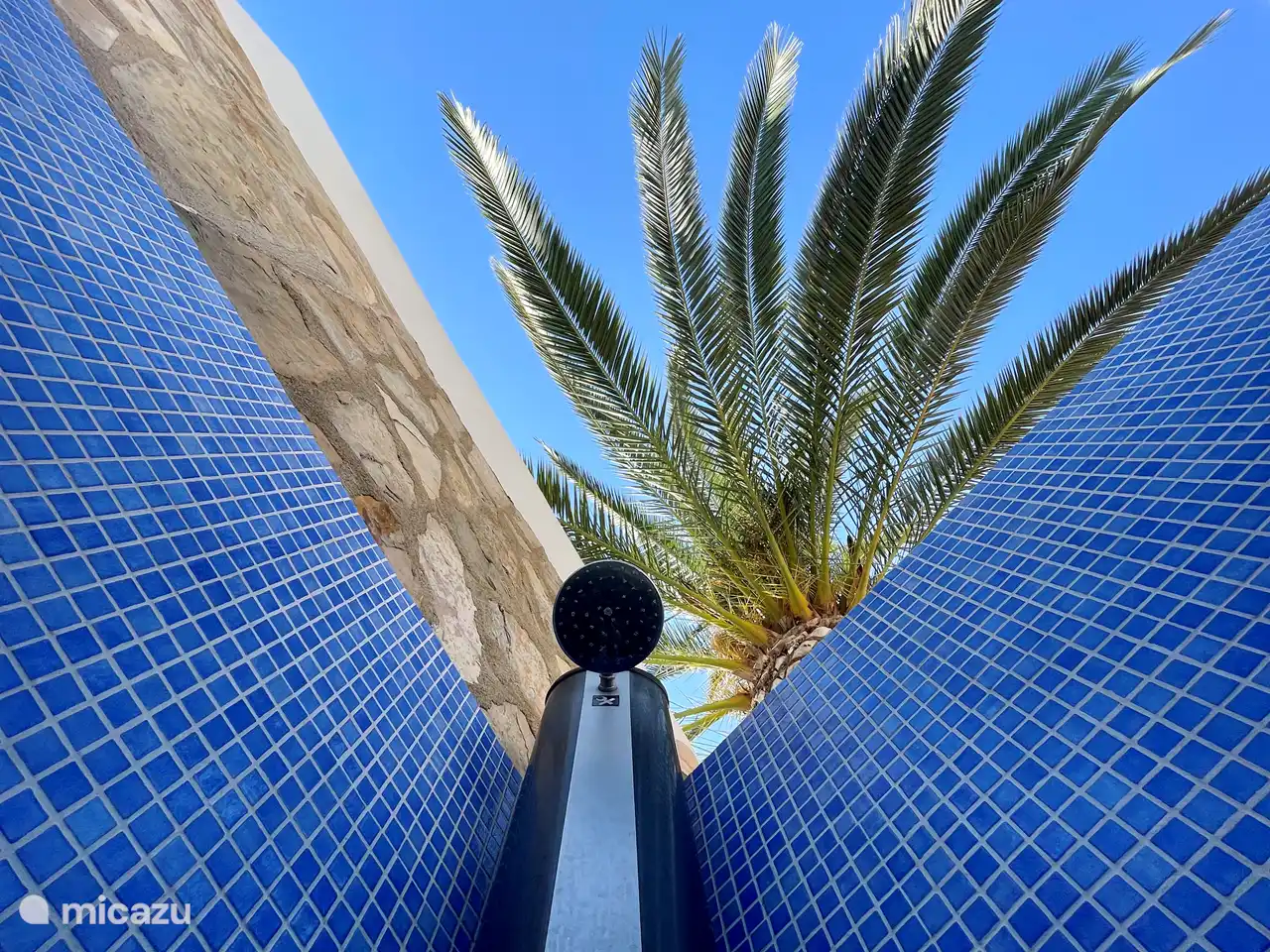 Stimmungsvolle Foto-Außendusche