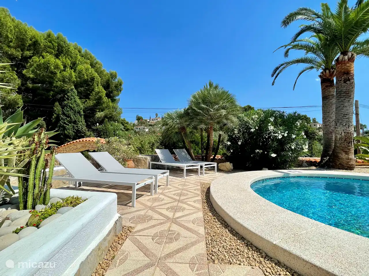 Schwimmbecken mit Sonnenliege