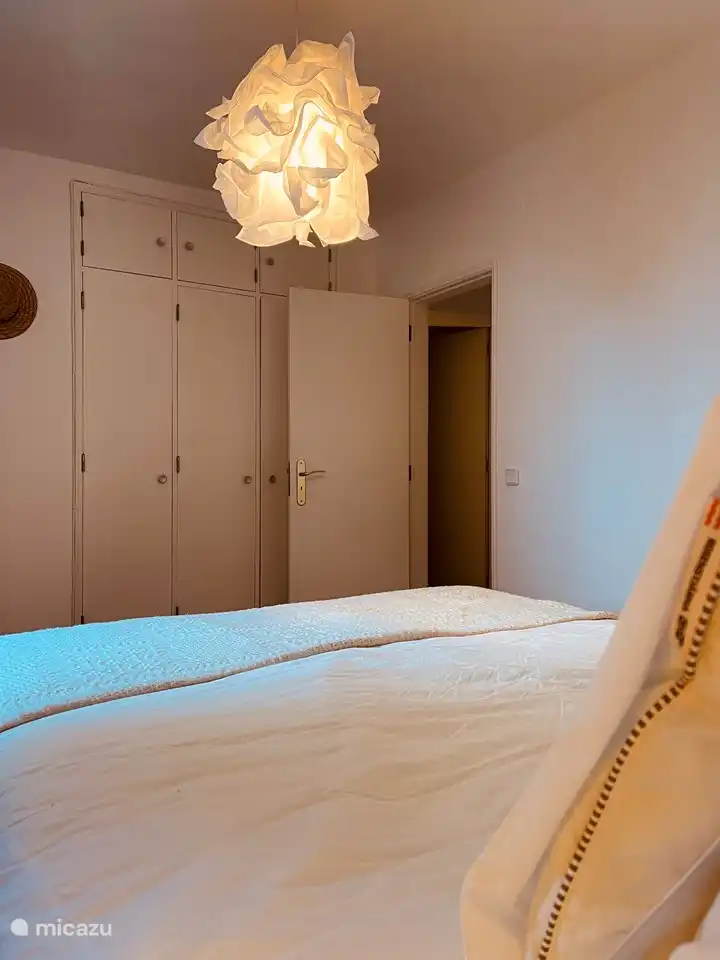 Ruime kastruimte in slaapkamer