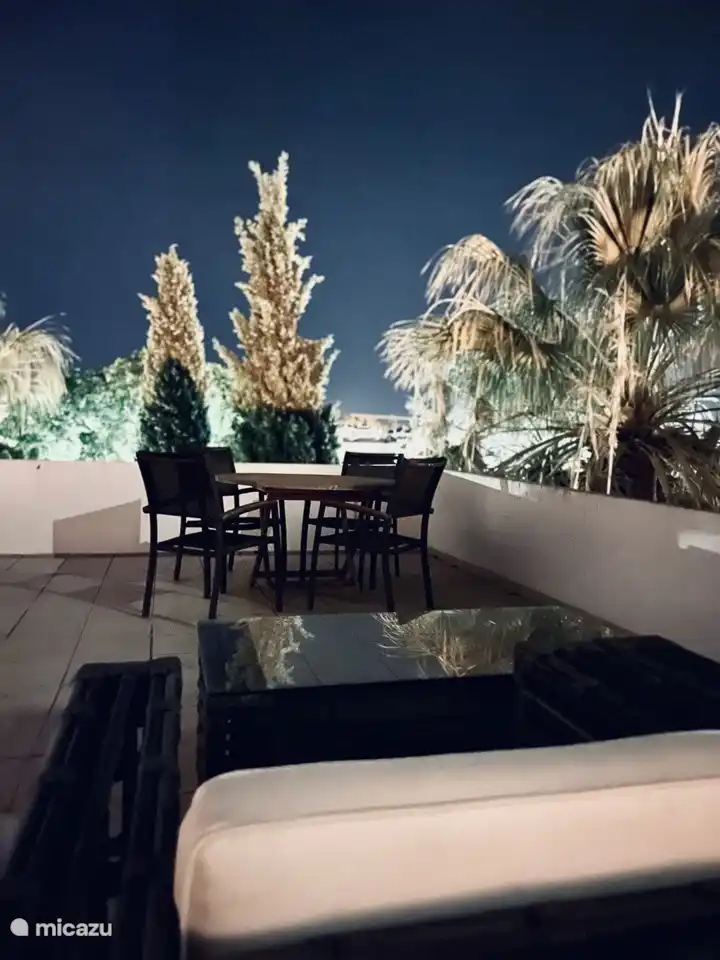 Terras in de avond met loungeset