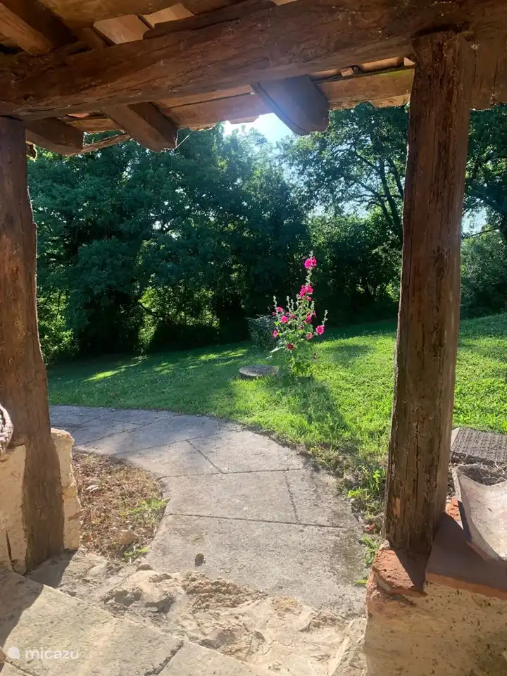 Allée de jardin du gîte à la terrasse