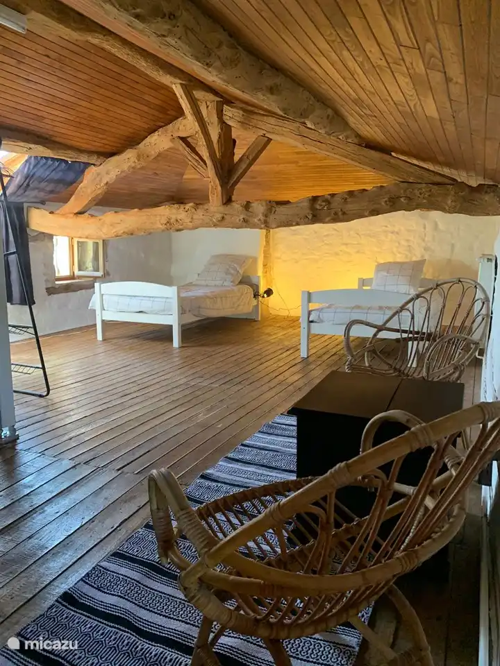 Dortoir dans la maison principale (coin nuit avec 4 lits simples)