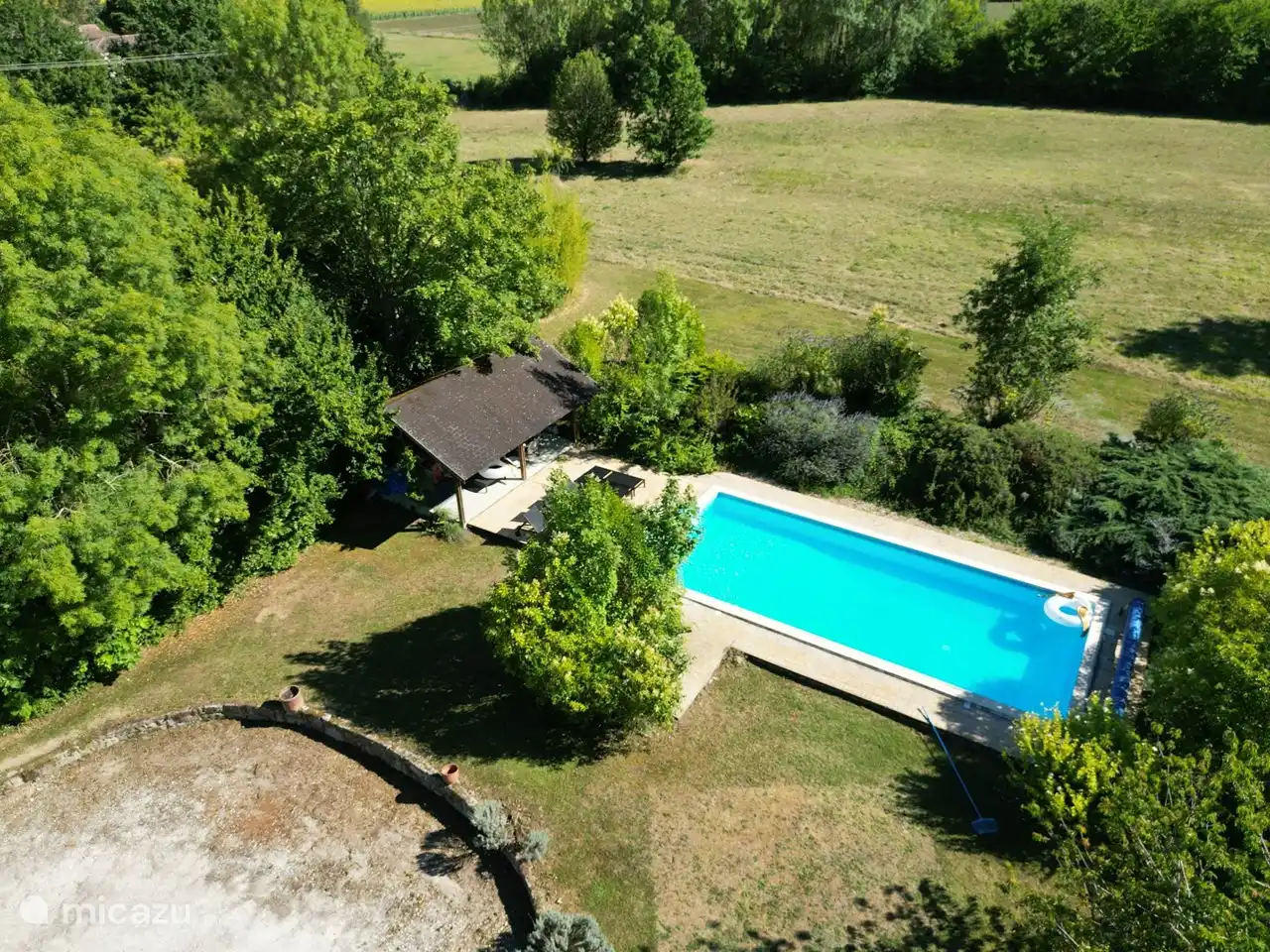 Vue aérienne de la piscine avec terrasse couverte