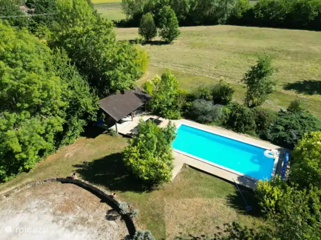Domaine Larroque huren in Frankrijk, Lot-et-Garonne, Lacepede - vakantiehuis Luchtfoto van het zwembad met overdekt terras