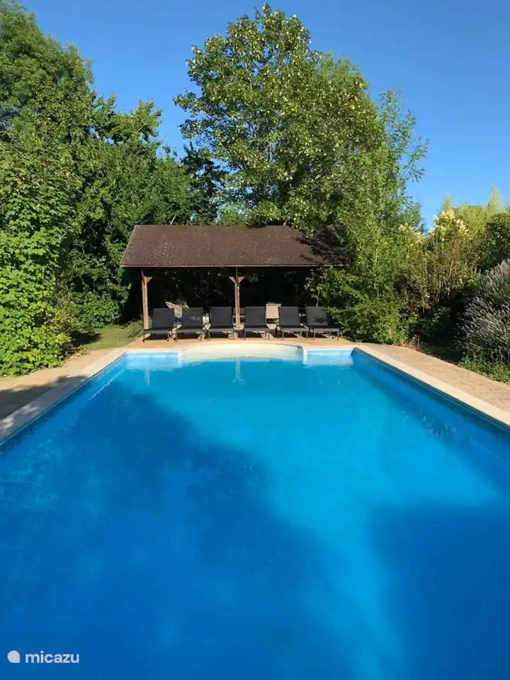 Terrasse couverte au bord de la piscine