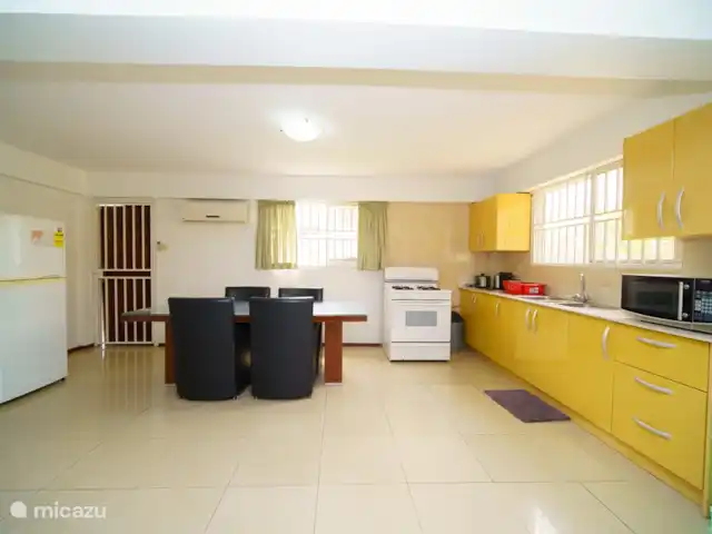 appartement huren in Suriname, Paramaribo, Paramaribo – Mon Plaisir Appartementen Woonkamer / Keuken