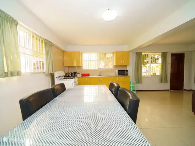appartement huren in Suriname, Paramaribo, Paramaribo – Mon Plaisir Appartementen Eettafel