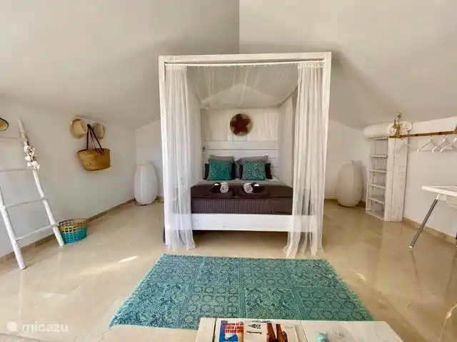 Au premier étage une chambre très spacieuse avec un patio attenant. Voici également le lit et il y a suffisamment d'espace pour suspendre vos vêtements.