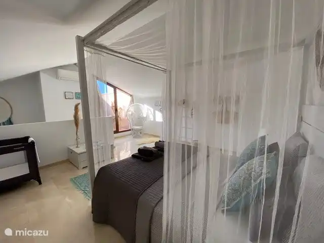 Grande chambre climatisée à l'étage supérieur