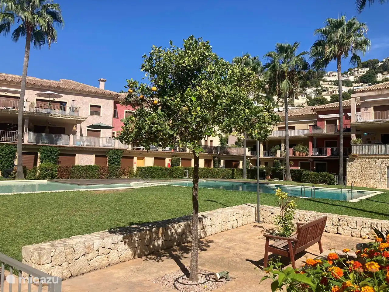 Jardin magnifiquement paysagé autour de la piscine.