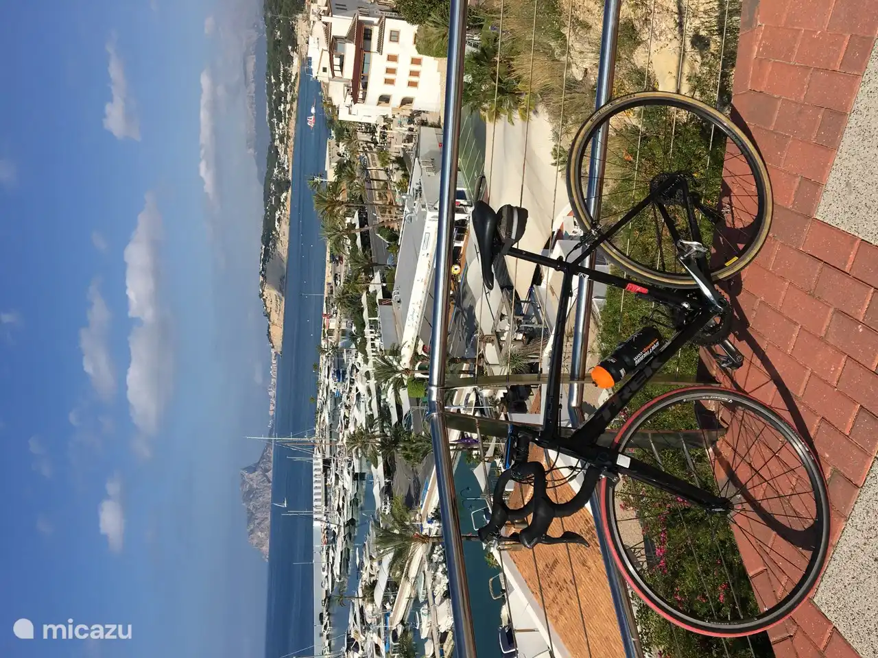 Faire du vélo le long de la côte avec encore de nombreuses montées courtes dites parcours contre la montre dans la Vuelta.
Pokasa a deux vélos de route disponibles à la location.