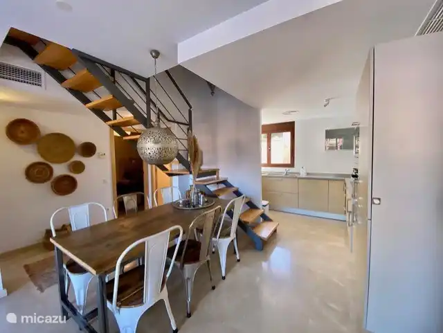 Grande table à manger avec espace pour 6 personnes.