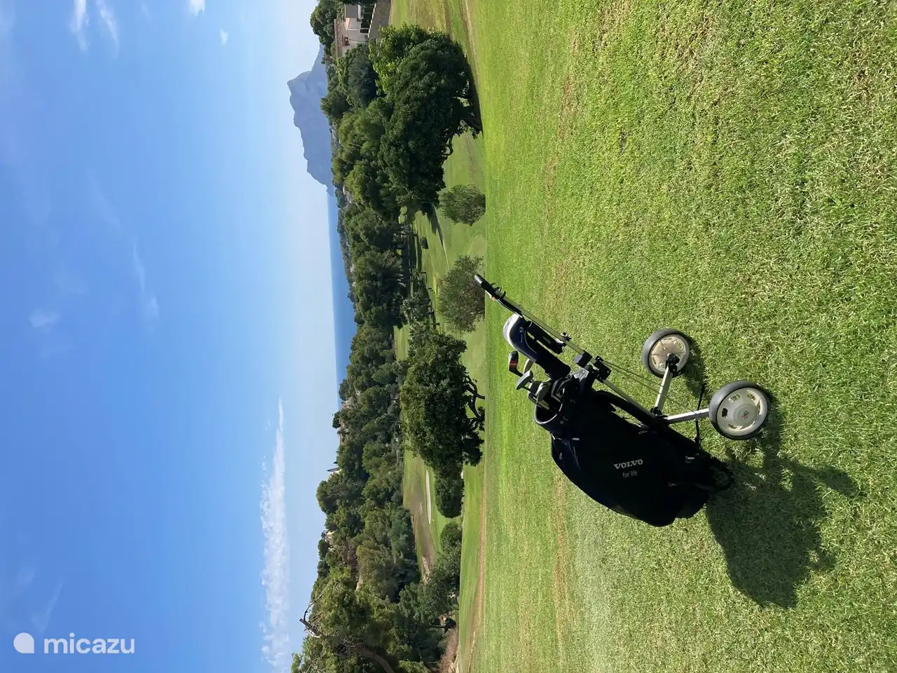 Plusieurs beaux terrains de golf à une courte distance.
Le cours ci-dessus à 2km de l'appartement. Pokasa a deux ensembles de golf prêts. Ceux-ci peuvent être loués à un prix raisonnable.