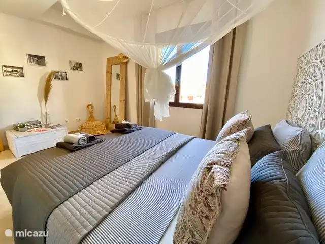 Grande chambre des maîtres avec walk-in et salle de bain attenante.