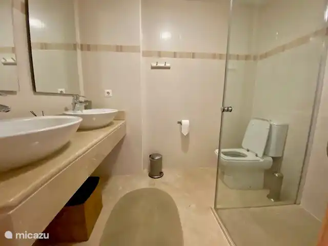 Salle de bain spacieuse avec douche, WC et deux lavabos et prises pour votre équipement,