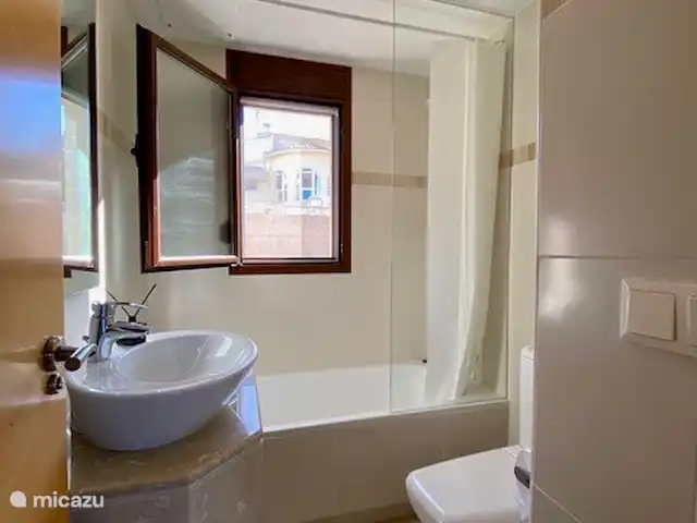 Pokasa huren in Spanje, Costa Blanca, Benissa - appartement Tweede badkamer met ligbad en wastafel.