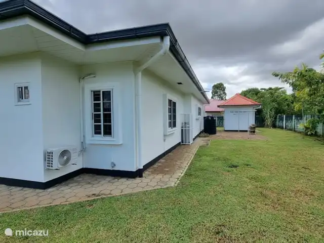 vakantiehuis huren in Suriname, Paramaribo, Paramaribo – De Pelikaan Andere kant van het erf