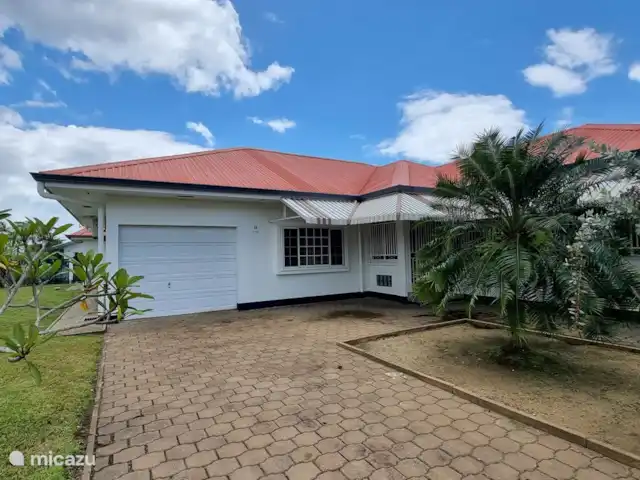 vakantiehuis huren in Suriname, Paramaribo, Paramaribo – De Pelikaan Zicht op de garage