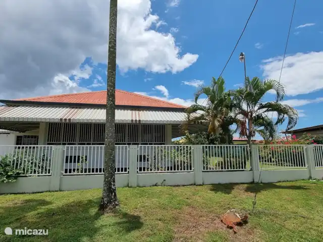 vakantiehuis huren in Suriname, Paramaribo, Paramaribo – De Pelikaan Foto vanaf de straat genomen