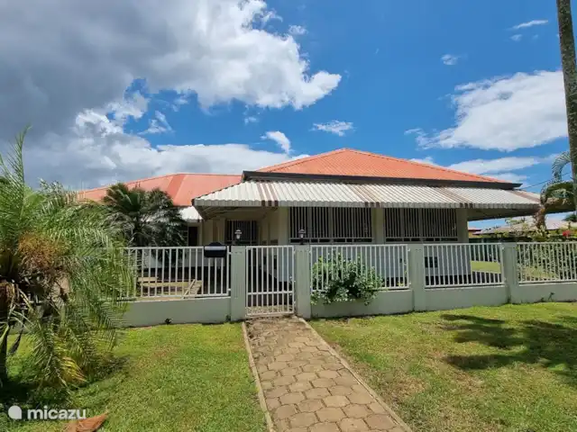 vakantiehuis huren in Suriname, Paramaribo, Paramaribo – De Pelikaan Ook vanaf de straat genomen