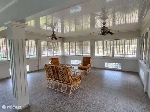 vakantiehuis huren in Suriname, Paramaribo, Paramaribo – De Pelikaan Groot terras