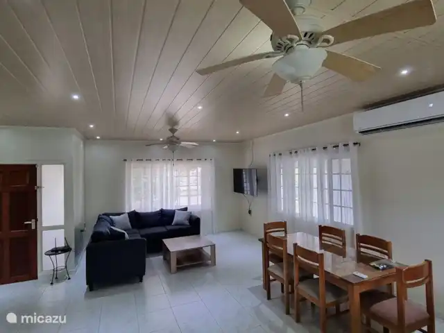 vakantiehuis huren in Suriname, Paramaribo, Paramaribo – De Pelikaan Gedeelte Woonkamer/ Eetkamer