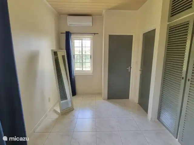 vakantiehuis huren in Suriname, Paramaribo, Paramaribo – De Pelikaan Deuren naar de badkamer en toilet van de master bedroom