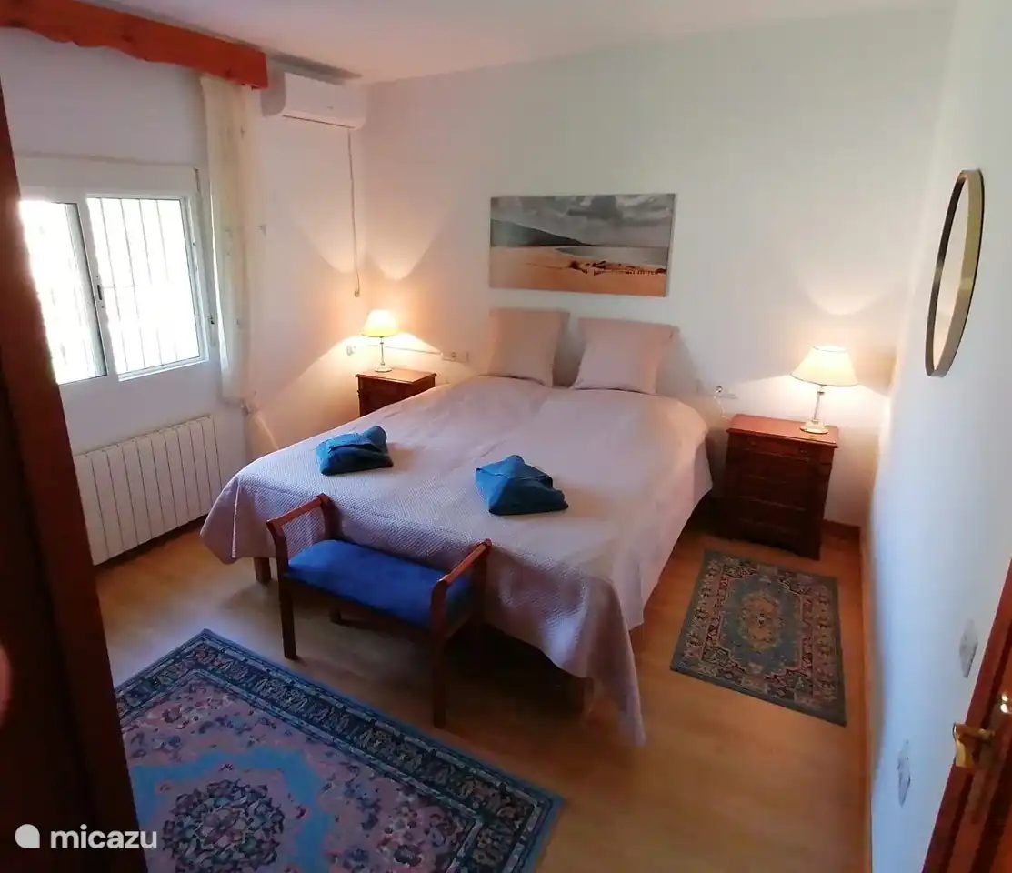 Eines der großen Schlafzimmer, von hier hat man direkten Zugang zum Wohnzimmer. Alle unsere Schlafzimmer sind für 2 Personen geeignet. Es verfügt über: - Klimaanlage - Zentralheizung - 2 Boxspringbetten (200x90cm) - Großer Schrank - Fenster mit Moskitonetz - Klassischer Stil