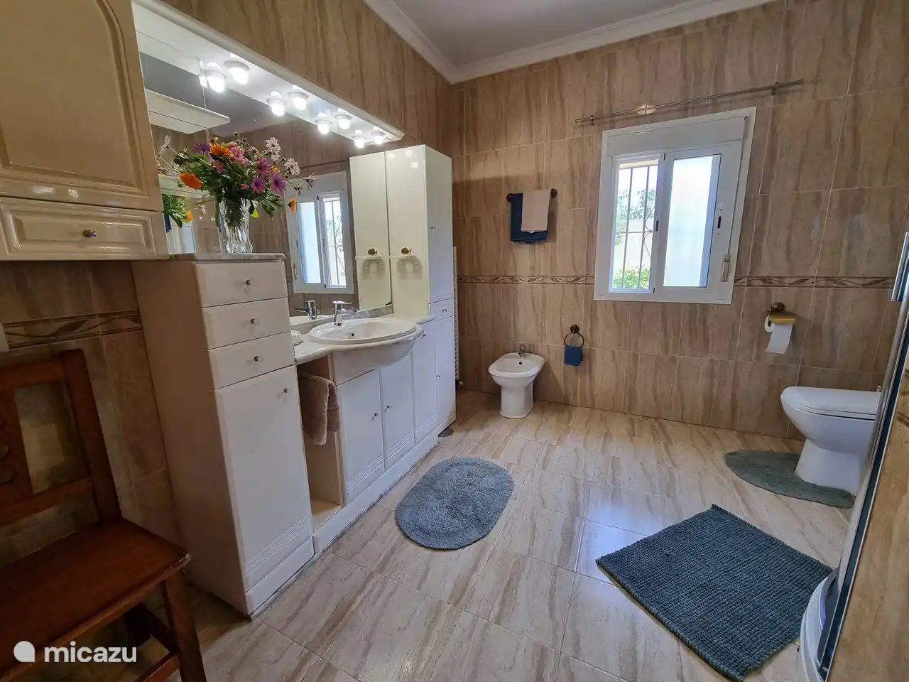 Geräumiges Badezimmer. Es verfügt über: - Klassischen Stil - Bidet und Toilette - Außenfenster mit Moskitonetz