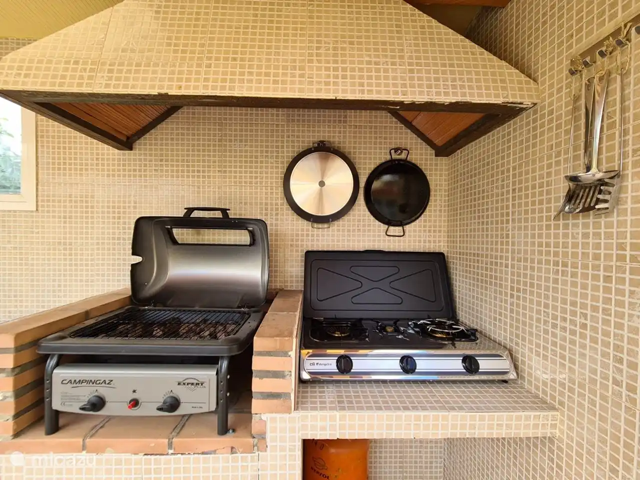 Der Grill und ein zusätzliches Kochfeld in der Außenküche.