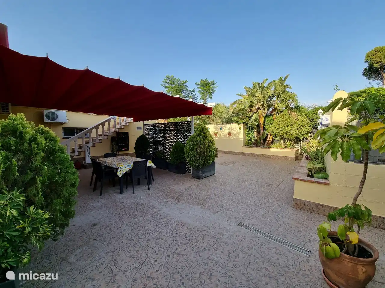 Die extra große Terrasse hinter dem Haus inkl. Sonnenschutz.