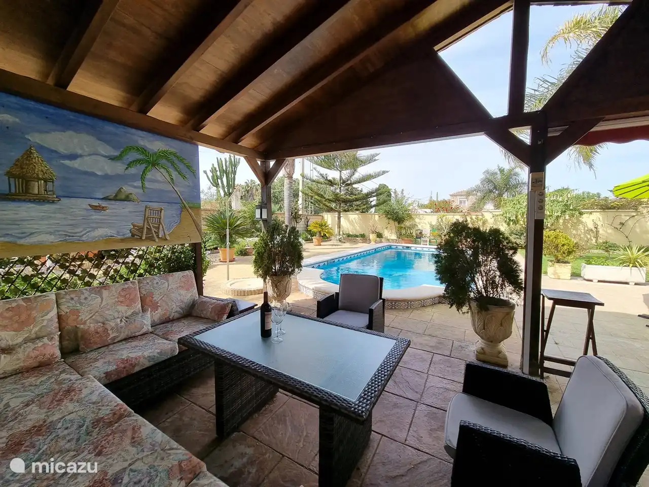 An der Vorderseite des Hauses befindet sich die Veranda (Veranda), schön in der Nähe des Hauses und des Swimmingpools. Es bietet ein tolles schattiges Plätzchen, wo der Wind gut weht. Auch abends ist es schön und stimmungsvoll.