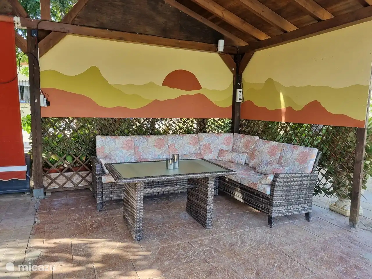 In der Lounge-Ecke unter der Holzveranda befindet sich ein großer amerikanischer Kühl-/Gefrierschrank für kalte Getränke und Eis. Prost!