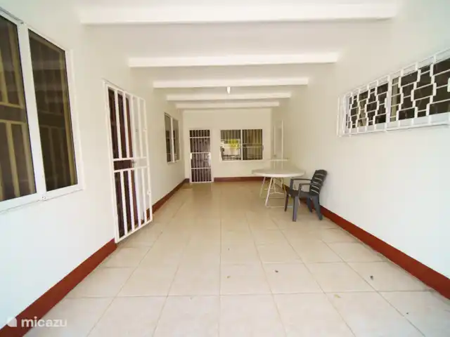 appartement huren in Suriname, Paramaribo, Paramaribo – Mon Plaisir Appartementen beneden Deur recht tegenover is de ingang van het appartement