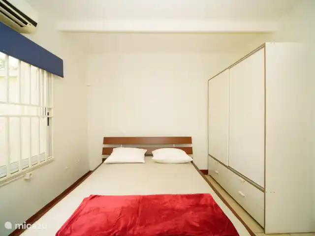 appartement huren in Suriname, Paramaribo, Paramaribo – Mon Plaisir Appartementen beneden slaapkamer vanuit een andere hoek gefotografeerd