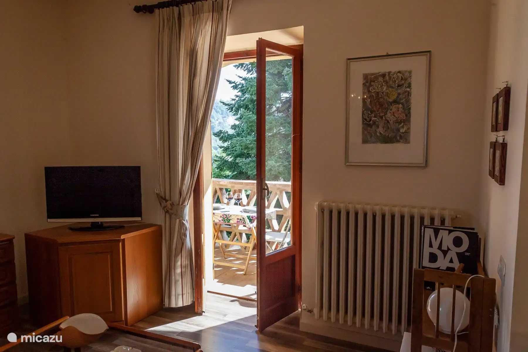 TV en deur naar terras