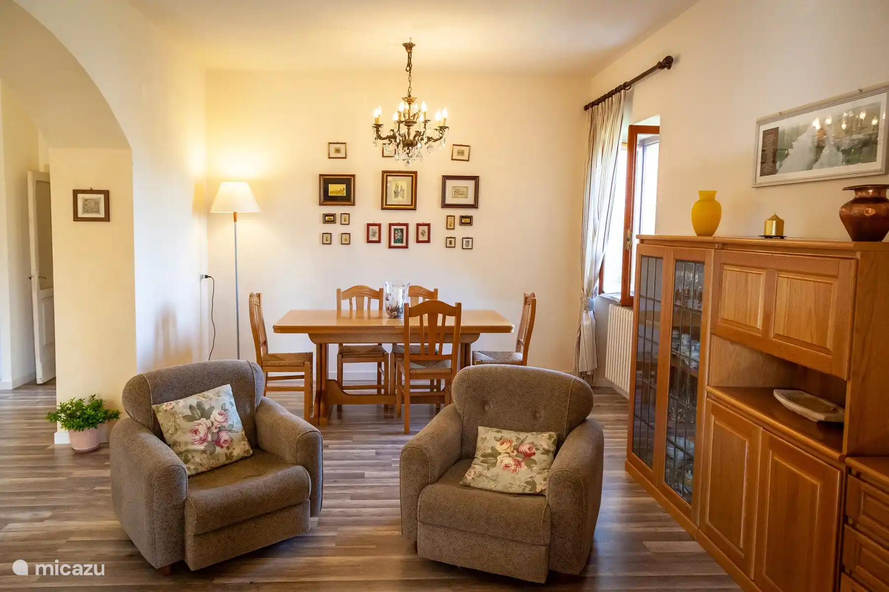 doorkijk zitgedeelte naar eetgedeelte