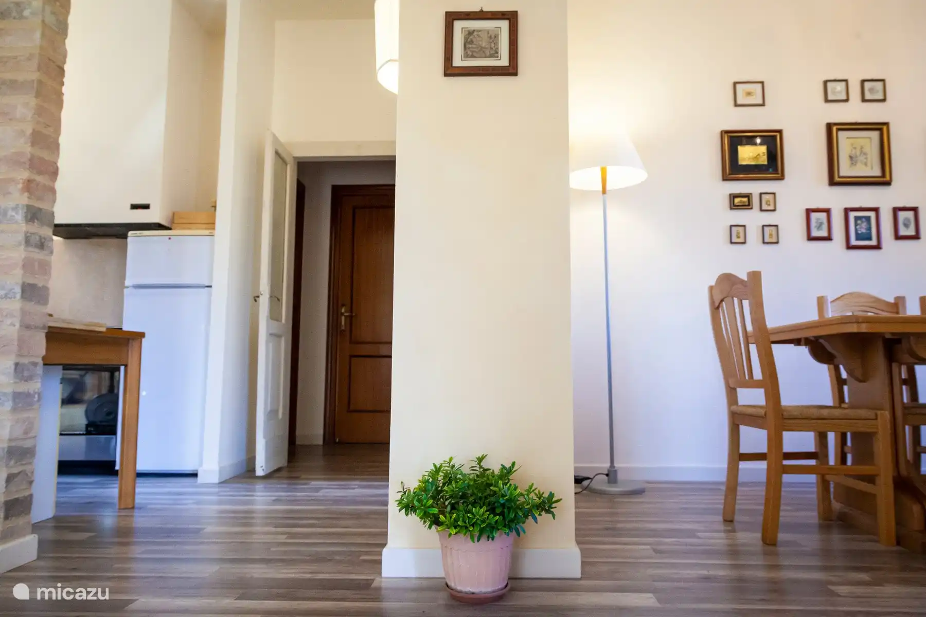 doorkijk naar badkamer en slaapgedeelte