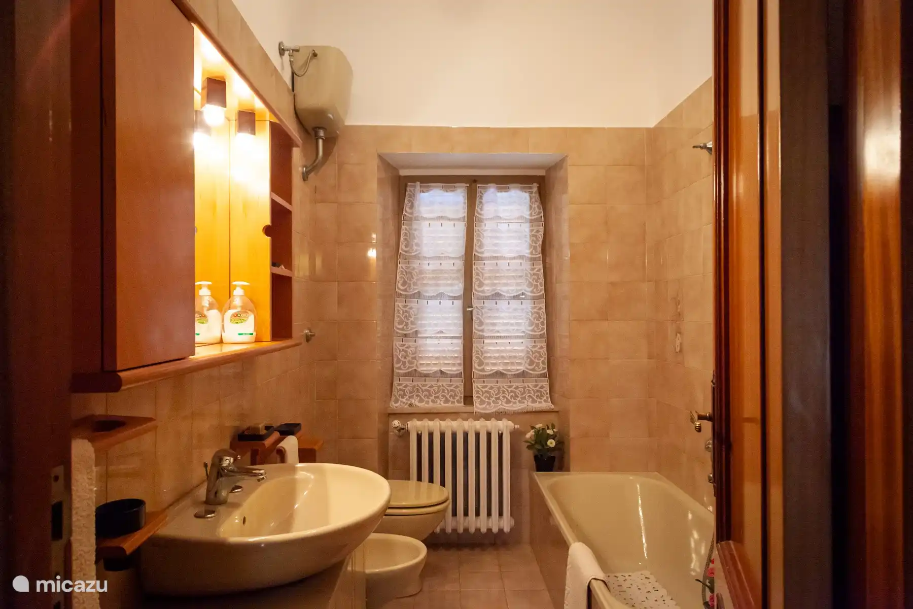 wastafel, toilet, bidet en bad