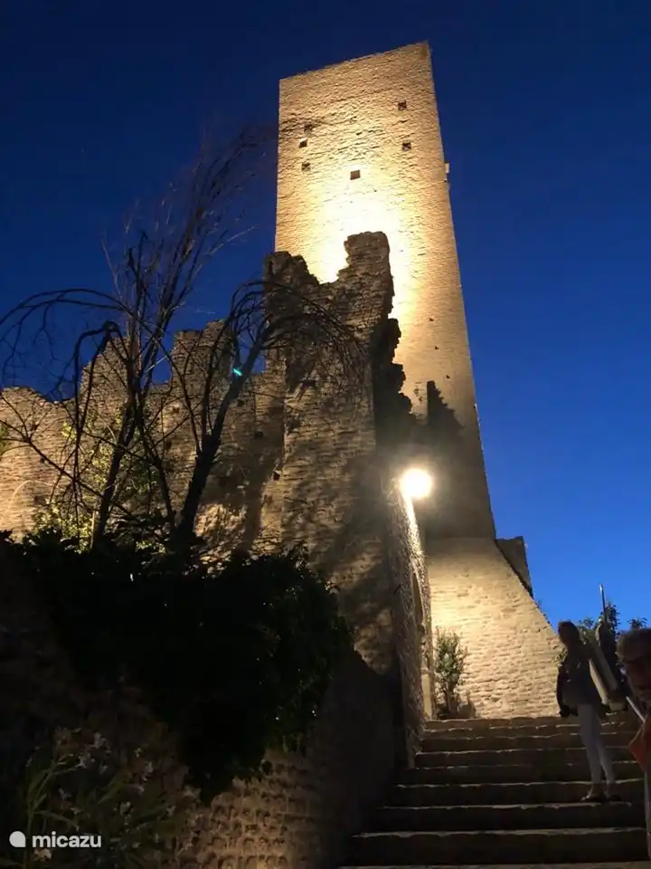 toren Montefalcone Appennino bij avondlicht