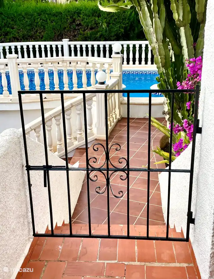 Lockable gate at the naya