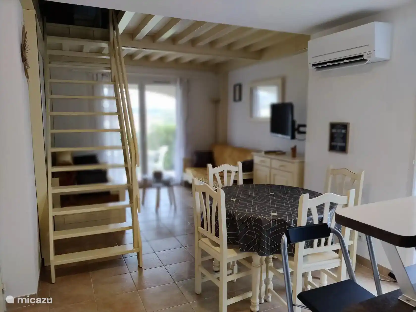 Wohnzimmer und Treppe zum Zwischengeschoss