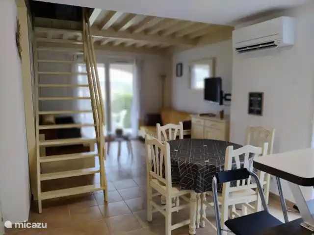 Villa Belle Vue Homps en Francia, Aude, Homps - casa paredada Sala de estar y escaleras al entrepiso