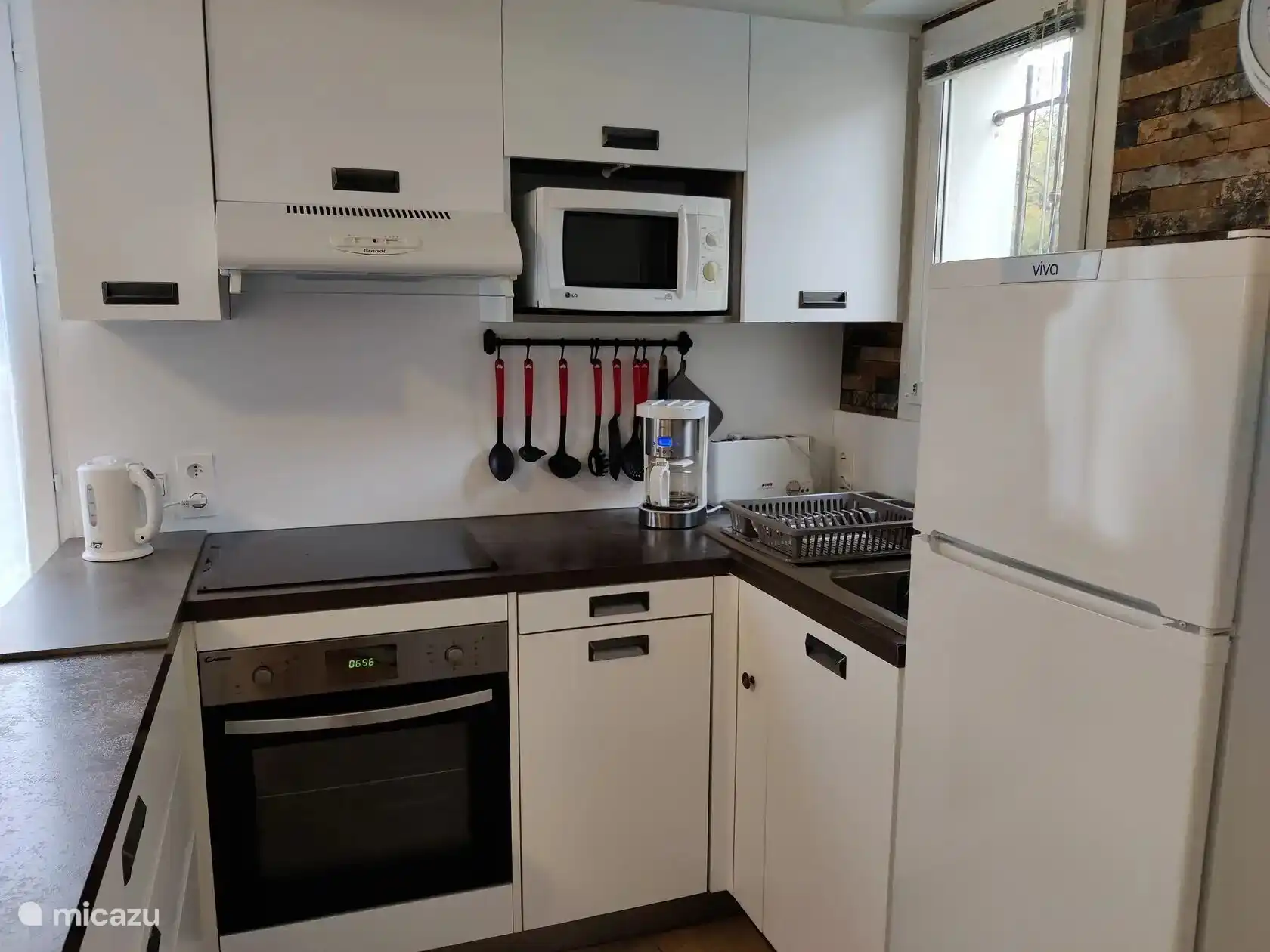 Küche mit Geschirrspüler 